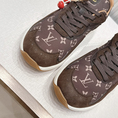 男款 樱桃🍒扣加50 LV Runner Tatic男款运动鞋是Louis Vuitton 高端休闲鞋, 男款 樱桃🍒扣加50 LV Runner Tatic男款运动鞋是Louis Vuitton 高端休闲鞋,