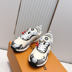 男款 樱桃🍒扣加50 LV Runner Tatic男款运动鞋是Louis Vuitton 高端休闲鞋, 男款 樱桃🍒扣加50 LV Runner Tatic男款运动鞋是Louis Vuitton 高端休闲鞋,