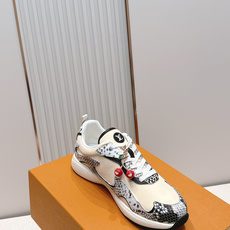 男款 樱桃🍒扣加50 LV Runner Tatic男款运动鞋是Louis Vuitton 高端休闲鞋, 男款 樱桃🍒扣加50 LV Runner Tatic男款运动鞋是Louis Vuitton 高端休闲鞋,