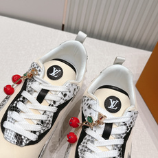 男款 樱桃🍒扣加50 LV Runner Tatic男款运动鞋是Louis Vuitton 高端休闲鞋, 男款 樱桃🍒扣加50 LV Runner Tatic男款运动鞋是Louis Vuitton 高端休闲鞋,