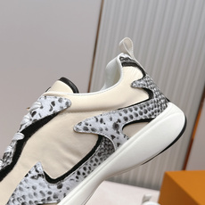 男款 樱桃🍒扣加50 LV Runner Tatic男款运动鞋是Louis Vuitton 高端休闲鞋, 男款 樱桃🍒扣加50 LV Runner Tatic男款运动鞋是Louis Vuitton 高端休闲鞋,