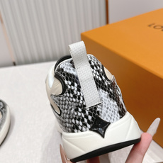 男款 樱桃🍒扣加50 LV Runner Tatic男款运动鞋是Louis Vuitton 高端休闲鞋, 男款 樱桃🍒扣加50 LV Runner Tatic男款运动鞋是Louis Vuitton 高端休闲鞋,