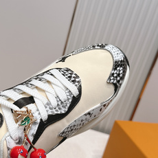男款 樱桃🍒扣加50 LV Runner Tatic男款运动鞋是Louis Vuitton 高端休闲鞋, 男款 樱桃🍒扣加50 LV Runner Tatic男款运动鞋是Louis Vuitton 高端休闲鞋,