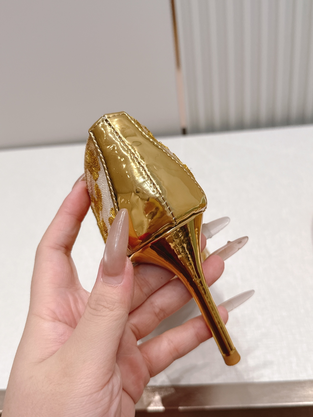 顶级版本 AQUAZZURA 菠萝2026凉鞋系列 👠     菠萝女士刺绣金银花网纱凉鞋顶级刺绣工艺 