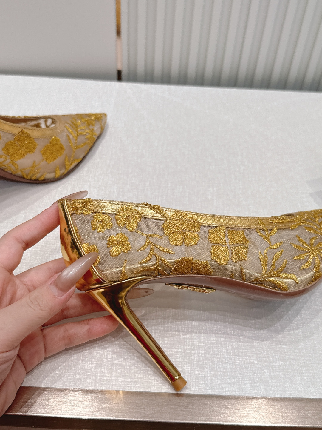 顶级版本 AQUAZZURA 菠萝2026凉鞋系列 👠     菠萝女士刺绣金银花网纱凉鞋顶级刺绣工艺 
