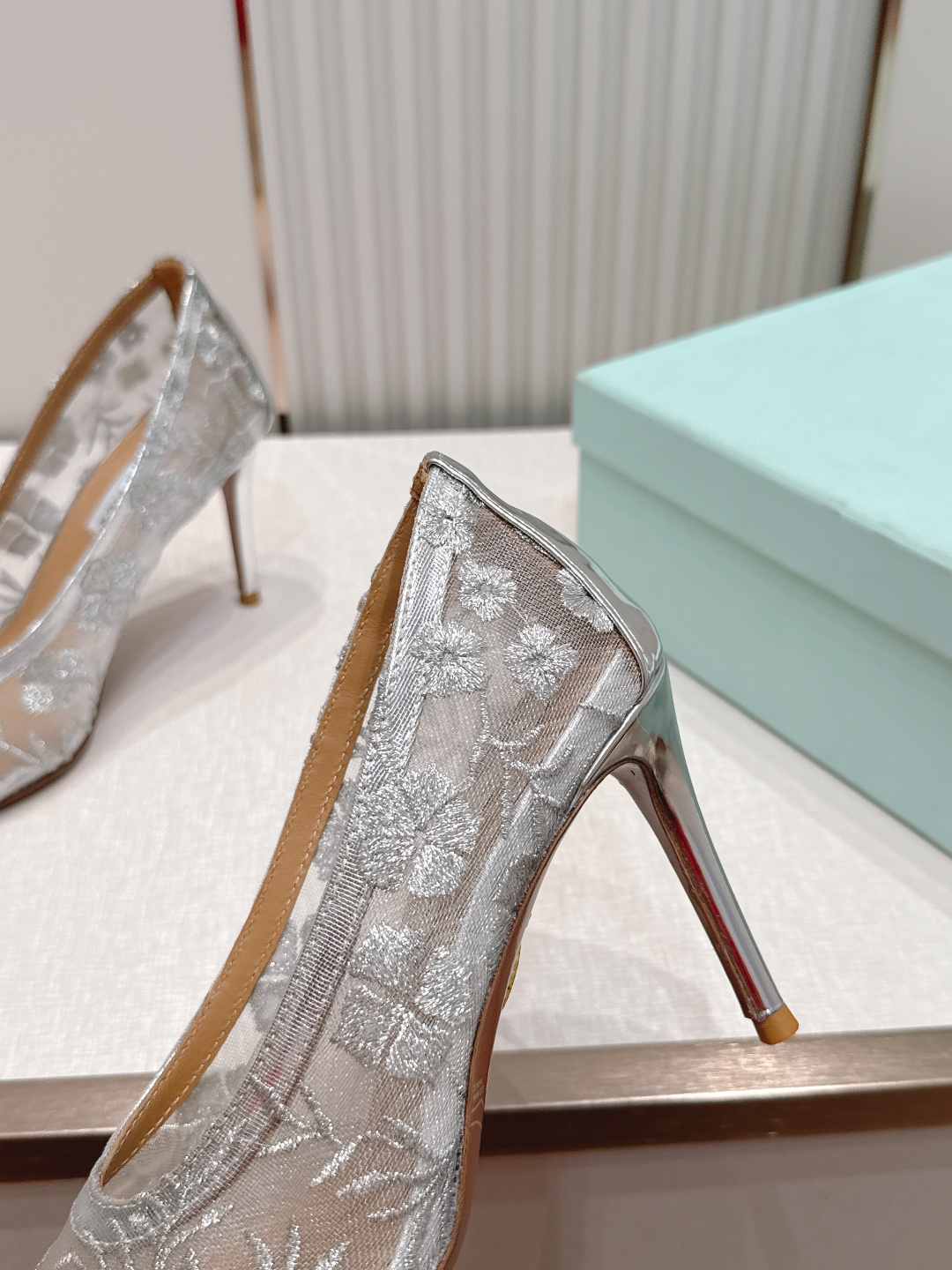 顶级版本 AQUAZZURA 菠萝2026凉鞋系列 👠     菠萝女士刺绣金银花网纱凉鞋顶级刺绣工艺 