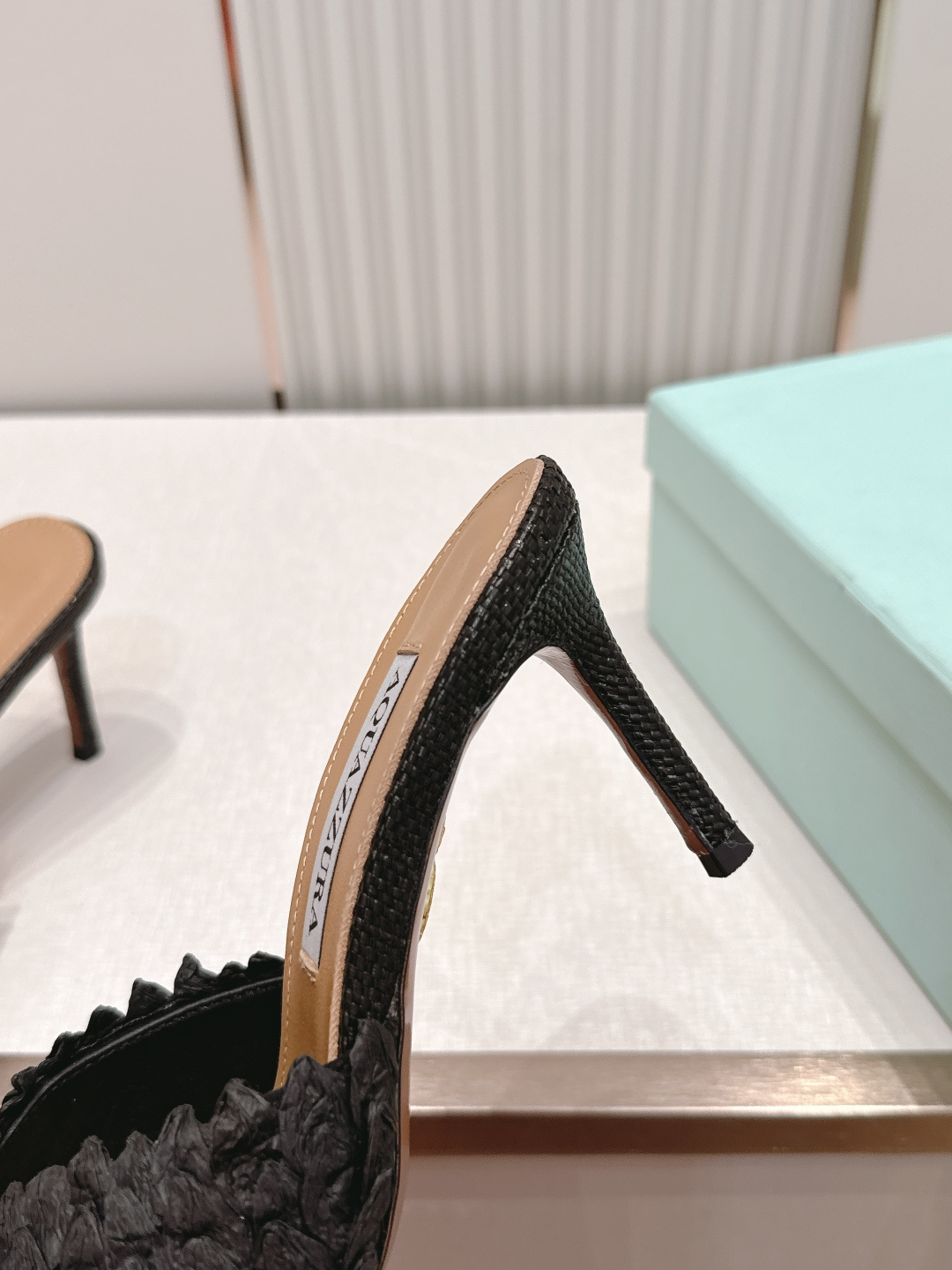 顶级版本  Aquazzura 菠萝凉鞋系列 拖鞋 的（水蛇履） 的 Rio Flirt 系列，也是品牌