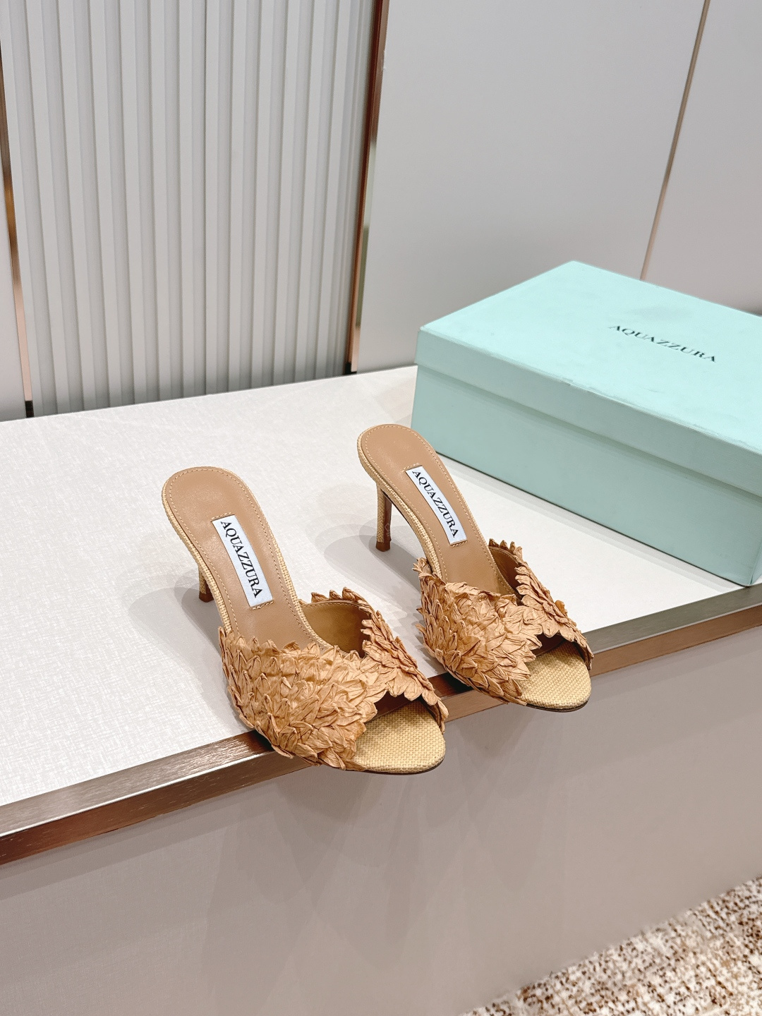 NO:819386,The top version of the Rio Flirt series of Aquazzura pineapple sandals series slippers is also the brand's flagship product. It focuses on hand-made petal weaving technology, which directly fills the romantic atmosphere. The upper is made of natural raffia fiber (Raffia), which is hand-woven piece by piece by craftsmen into a three-dimensional petal shape. It feels delicate and textured, and has a light resort style on the feet, taking into account both high-end and gentle temperament.  The picture covers classic black, pure white, gentle apricot, retro red, 4 popular colors. Black/white/apricot are versatile and suitable for commuting, daily life, and light formal occasions; red/rose is bright and eye-catching, full of atmosphere for weddings, dates, and parties, and is beautiful for photos. Color 4 colors. Grained sheepskin lining inside. Outsole: genuine leather outsole. Size 34-43 '34.40.41.42.43 custom-made and non-returnable' Color4 colors.  Heel height is about 10.0cm, high heels, slippers, sandals, high heels, slippers, sheepskin, Leather soles19860909顶级版本 Aquazzura 菠萝凉鞋系列 拖鞋 的（水蛇履） 的 Rio Flirt 系列,也是品牌的王牌爆款,主打手工花瓣编织工艺,把浪漫氛围感直接拉满 鞋面采用天然酒椰纤维（Raffia）,由匠人手工一片片编织成立体花瓣造型,触感细腻有肌理感,上脚自带轻盈的度假风,兼顾高级感与温柔气质. 图中涵盖经典黑、纯净白、温柔杏、复古红、4个热门色 黑/白/杏色百搭不出错,适配通勤、日常、轻正式场合； 红/玫红色明艳吸睛,婚礼、约会、派对穿氛围感拉满,拍照巨美 Color4个配色 内里粒面羊皮里 大底:真皮大底 Size34-43「34.40.41.42.43订做不退换」 Color4个配色 跟高约10.0cm,高跟鞋拖鞋,sandals,high heels,slippers,sheepskin,Leather soles,Women's Shoes