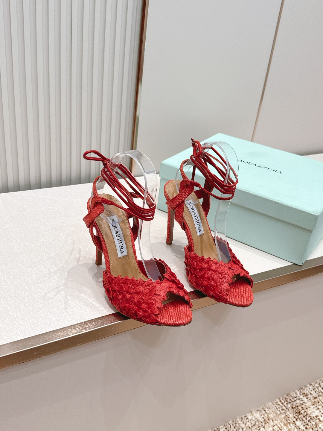 NO:819382,The top version of the Aquazzura pineapple sandal series, the Rio Flirt series of sandals, is also the brand's flagship product. It focuses on hand-made petal weaving technology, which directly fills the romantic atmosphere. The upper is made of natural raffia fiber (Raffia), which is hand-woven piece by piece by craftsmen into a three-dimensional petal shape. It feels delicate and textured, and has a light resort style on the feet, taking into account both high-end and gentle temperament.  The picture covers classic black, pure white, gentle apricot, retro red, 4 popular colors. Black/white/apricot are versatile and suitable for commuting, daily life, and light formal occasions; red/rose is bright and eye-catching, full of atmosphere for weddings, dates, and parties, and is beautiful for photos. Color 4 colors. Grained sheepskin lining inside. Outsole: genuine leather outsole. Size 34-43 '34.40.41.42.43 custom-made and non-returnable' Color4 colors.  Heel height is about 10.0cm, high heels, sandals, high heels, sheepskin, Leather soles19860909顶级版本 Aquazzura 菠萝凉鞋系列 凉鞋 的（水蛇履） 的 Rio Flirt 系列,也是品牌的王牌爆款,主打手工花瓣编织工艺,把浪漫氛围感直接拉满 鞋面采用天然酒椰纤维（Raffia）,由匠人手工一片片编织成立体花瓣造型,触感细腻有肌理感,上脚自带轻盈的度假风,兼顾高级感与温柔气质. 图中涵盖经典黑、纯净白、温柔杏、复古红、4个热门色 黑/白/杏色百搭不出错,适配通勤、日常、轻正式场合； 红/玫红色明艳吸睛,婚礼、约会、派对穿氛围感拉满,拍照巨美 Color4个配色 内里粒面羊皮里 大底:真皮大底 Size34-43「34.40.41.42.43订做不退换」 Color4个配色 跟高约10.0cm,高跟鞋凉鞋,sandals,high heels,sheepskin,Leather soles,Women's Shoes
