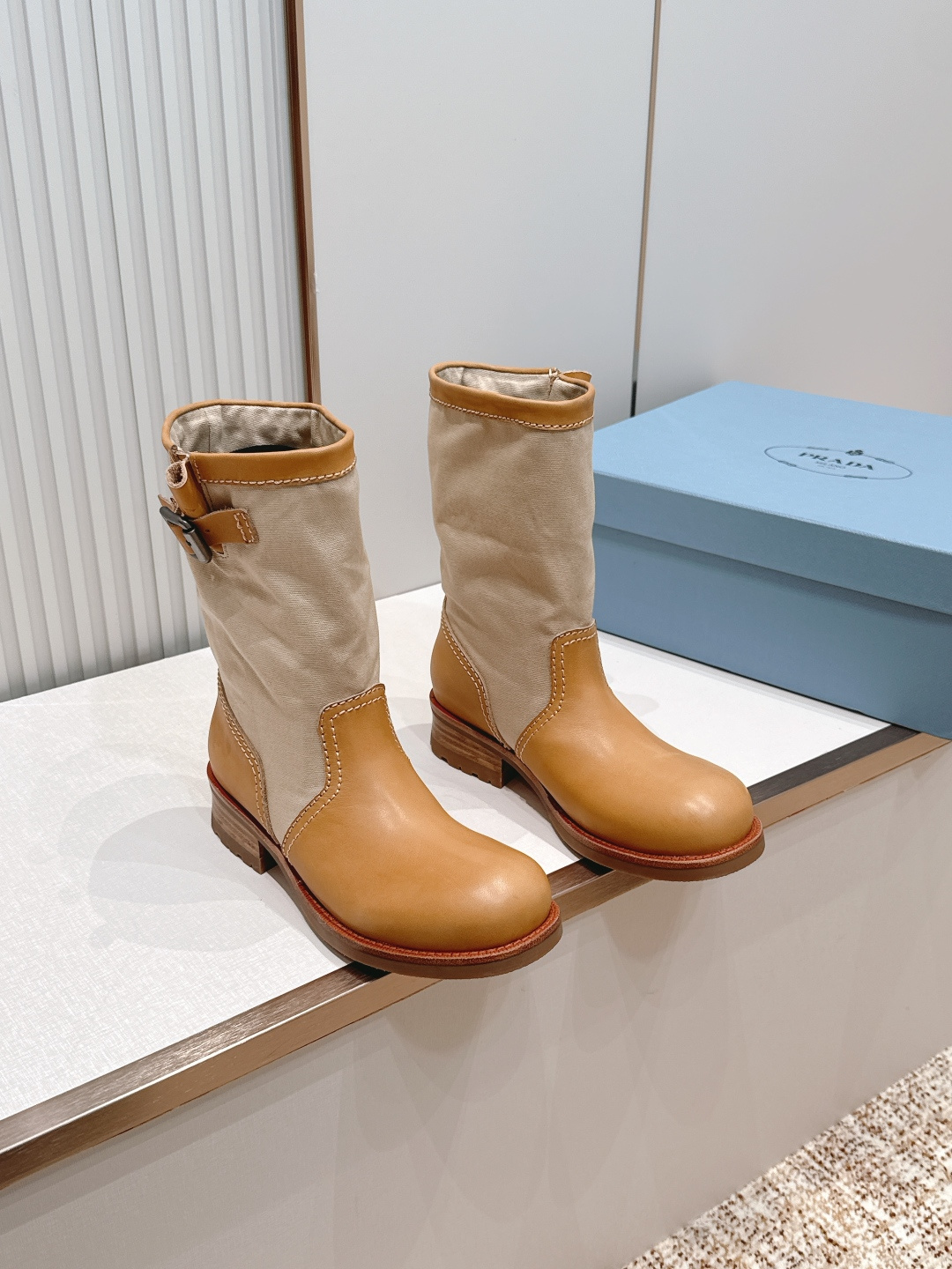 NO:816354,PRADA 26 new thick-heeled knight boots, fashionable thick-soled Chelsea short boots, classic, simple, handsome and versatile ~ the shape of the shoes is super good, so easy to wear!  Light and not bulky!  Increase height and have long legs easily!  The perfect way to make your legs look slimmer~ It’s so fragrant~ A style that can be worn in all seasons!  Fabric cowhide, cloth splicing, lining cowhide, outsole mold outsole, genuine leather welt, heel height: 3.5cm, size 35-40 (40 customized), boots, prada, prada, boots, cowhide19860909PRADA 普拉达 26 新款粗跟骑士靴 时尚厚底切尔西短靴 经典简约帅气百搭～鞋形超好,好穿到飞起！轻盈不笨重！增高 轻松拥有大长腿！显腿瘦绝绝子~大香了～四季可穿的款式！ 面料牛皮 布面拼接 内里牛皮 大底模具大底 真皮沿条 跟高:3.5cm 码数35-40（40订做）,靴子,prada,prada,boots,cowhide,Women's Shoes