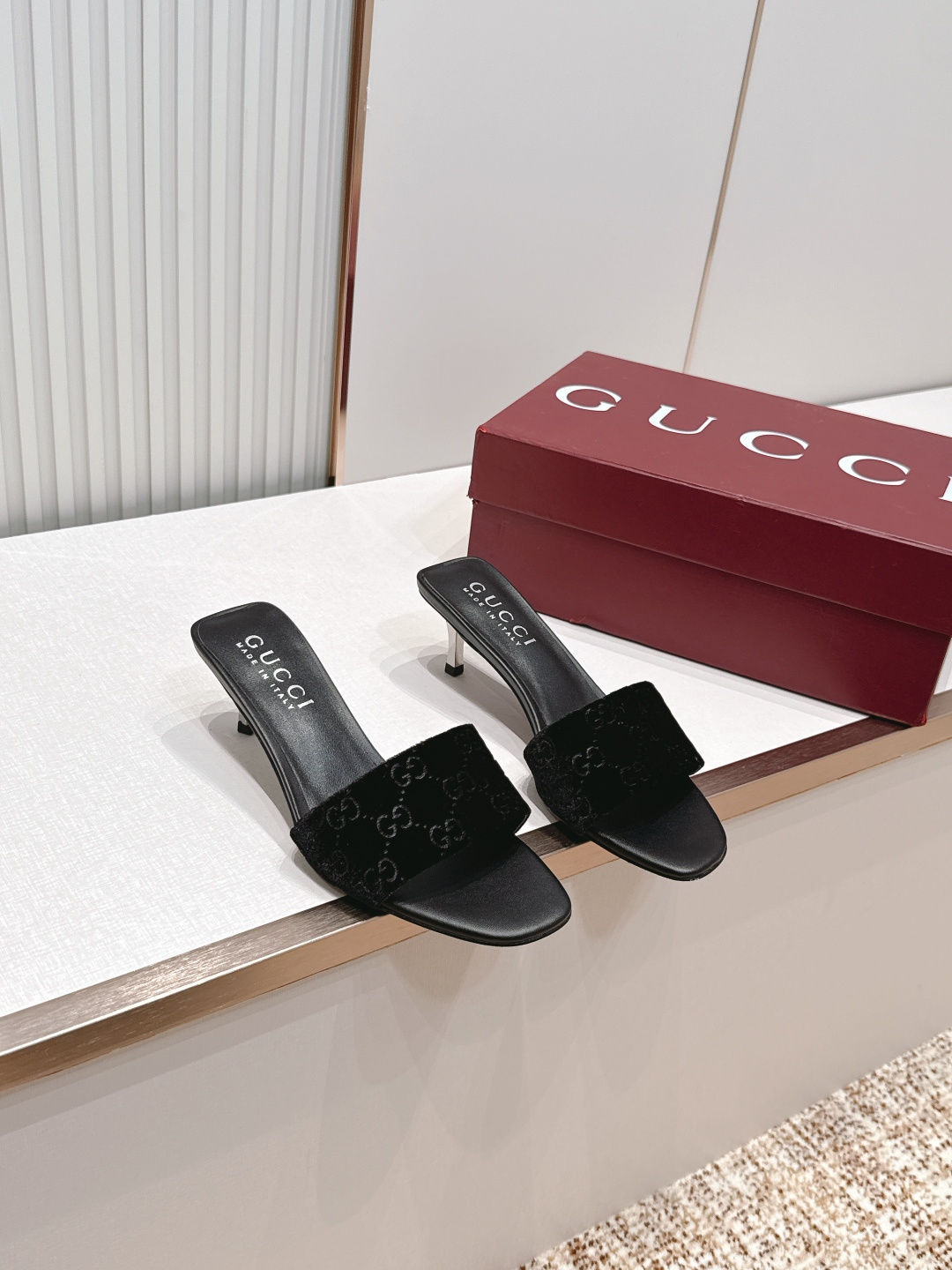 Gucci古驰·26s 春夏新款 老花灯芯绒小猫跟凉拖脚上趿着这双同样材质的凉拖，在文艺复兴时期的大理石