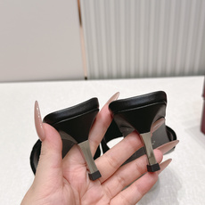 Gucci古驰·26s 春夏新款 老花灯芯绒小猫跟凉拖脚上趿着这双同样材质的凉拖,在文艺复兴时期的大理石 Gucci古驰·26s 春夏新款 老花灯芯绒小猫跟凉拖脚上趿着这双同样材质的凉拖,在文艺复兴时期的大理石