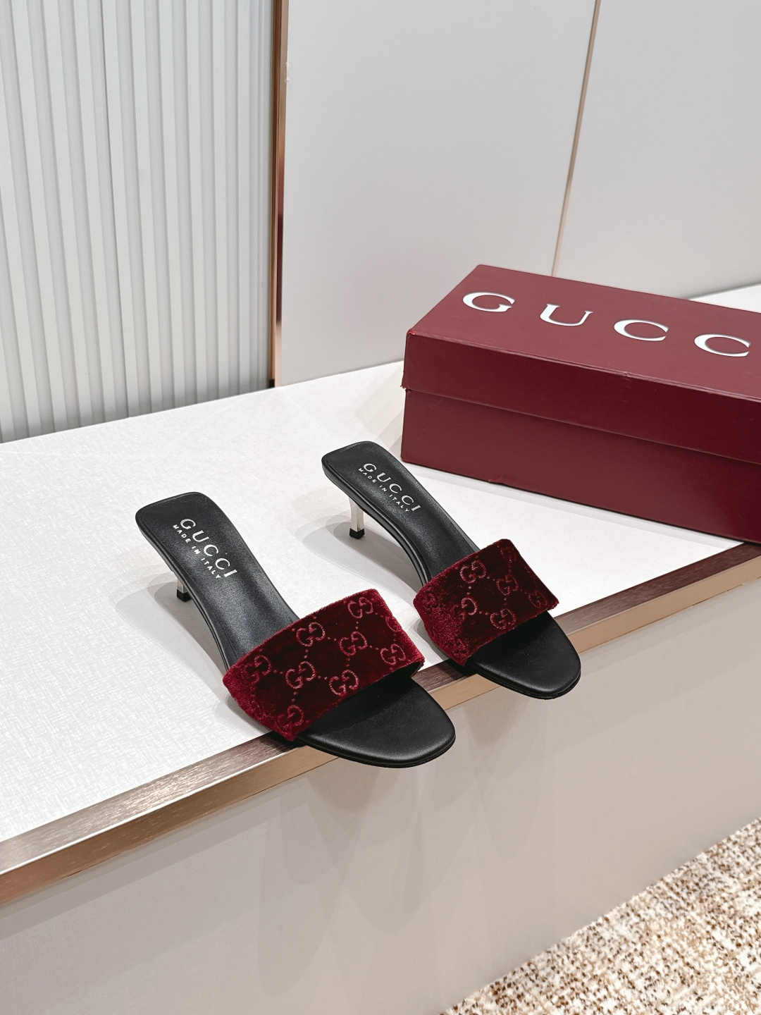 Gucci古驰·26s 春夏新款 老花灯芯绒小猫跟凉拖脚上趿着这双同样材质的凉拖，在文艺复兴时期的大理石