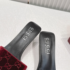 Gucci古驰·26s 春夏新款 老花灯芯绒小猫跟凉拖脚上趿着这双同样材质的凉拖,在文艺复兴时期的大理石 Gucci古驰·26s 春夏新款 老花灯芯绒小猫跟凉拖脚上趿着这双同样材质的凉拖,在文艺复兴时期的大理石
