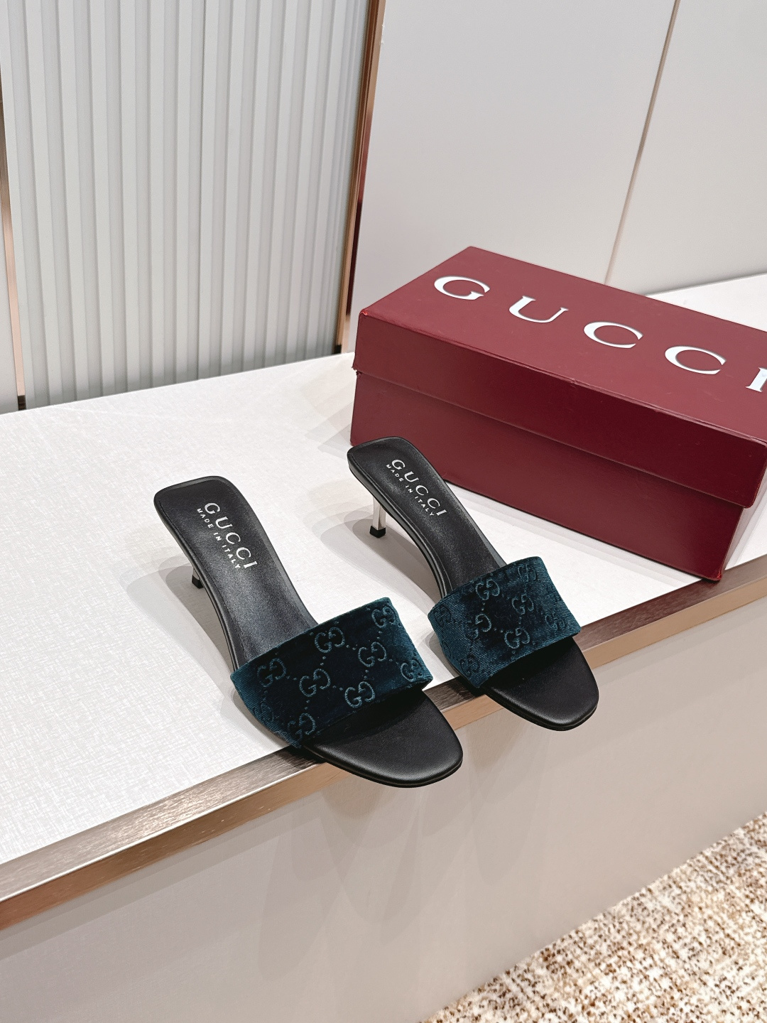Gucci古驰·26s 春夏新款 老花灯芯绒小猫跟凉拖脚上趿着这双同样材质的凉拖，在文艺复兴时期的大理石