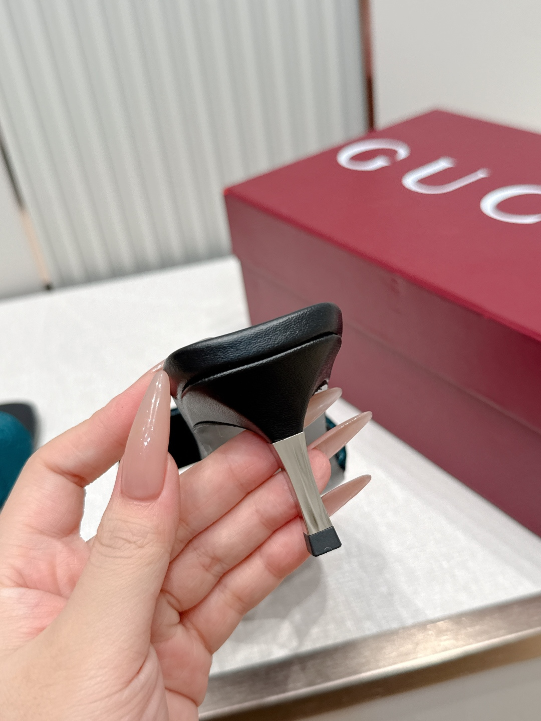 Gucci古驰·26s 春夏新款 老花灯芯绒小猫跟凉拖脚上趿着这双同样材质的凉拖,在文艺复兴时期的大理石 Gucci古驰·26s 春夏新款 老花灯芯绒小猫跟凉拖脚上趿着这双同样材质的凉拖,在文艺复兴时期的大理石