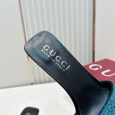 Gucci古驰·26s 春夏新款 老花灯芯绒小猫跟凉拖脚上趿着这双同样材质的凉拖,在文艺复兴时期的大理石 Gucci古驰·26s 春夏新款 老花灯芯绒小猫跟凉拖脚上趿着这双同样材质的凉拖,在文艺复兴时期的大理石