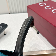 Gucci古驰·26s 春夏新款 老花灯芯绒小猫跟凉拖脚上趿着这双同样材质的凉拖,在文艺复兴时期的大理石 Gucci古驰·26s 春夏新款 老花灯芯绒小猫跟凉拖脚上趿着这双同样材质的凉拖,在文艺复兴时期的大理石