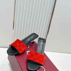 Gucci古驰·26s 春夏新款 老花灯芯绒小猫跟凉拖脚上趿着这双同样材质的凉拖,在文艺复兴时期的大理石 Gucci古驰·26s 春夏新款 老花灯芯绒小猫跟凉拖脚上趿着这双同样材质的凉拖,在文艺复兴时期的大理石