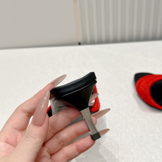 Gucci古驰·26s 春夏新款 老花灯芯绒小猫跟凉拖脚上趿着这双同样材质的凉拖,在文艺复兴时期的大理石 Gucci古驰·26s 春夏新款 老花灯芯绒小猫跟凉拖脚上趿着这双同样材质的凉拖,在文艺复兴时期的大理石
