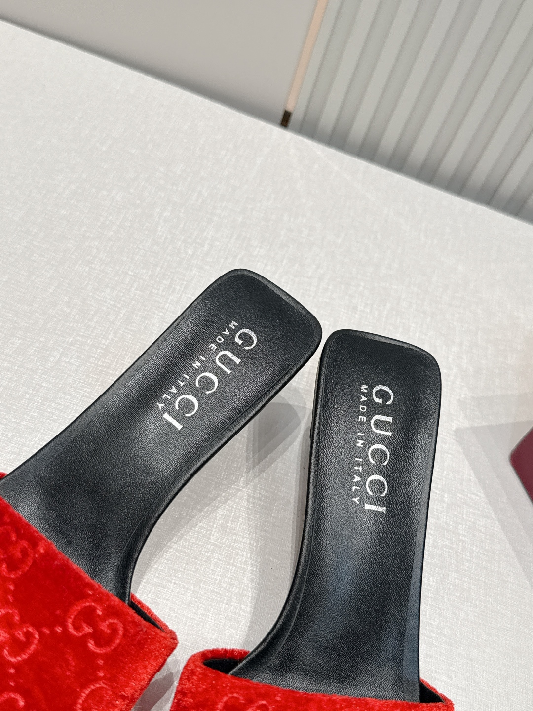 Gucci古驰·26s 春夏新款 老花灯芯绒小猫跟凉拖脚上趿着这双同样材质的凉拖,在文艺复兴时期的大理石 Gucci古驰·26s 春夏新款 老花灯芯绒小猫跟凉拖脚上趿着这双同样材质的凉拖,在文艺复兴时期的大理石