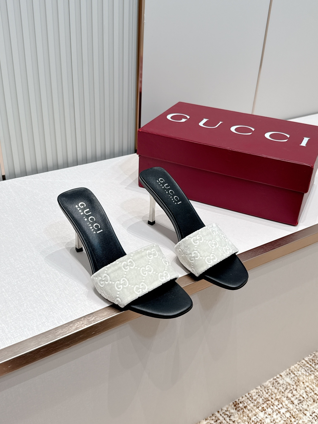 Gucci古驰·26s 春夏新款 老花灯芯绒小猫跟凉拖脚上趿着这双同样材质的凉拖，在文艺复兴时期的大理石