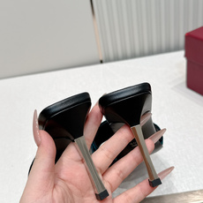 Gucci古驰·26s 春夏新款 老花灯芯绒小猫跟凉拖脚上趿着这双同样材质的凉拖,在文艺复兴时期的大理石 Gucci古驰·26s 春夏新款 老花灯芯绒小猫跟凉拖脚上趿着这双同样材质的凉拖,在文艺复兴时期的大理石