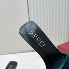 Gucci古驰·26s 春夏新款 老花灯芯绒小猫跟凉拖脚上趿着这双同样材质的凉拖,在文艺复兴时期的大理石 Gucci古驰·26s 春夏新款 老花灯芯绒小猫跟凉拖脚上趿着这双同样材质的凉拖,在文艺复兴时期的大理石