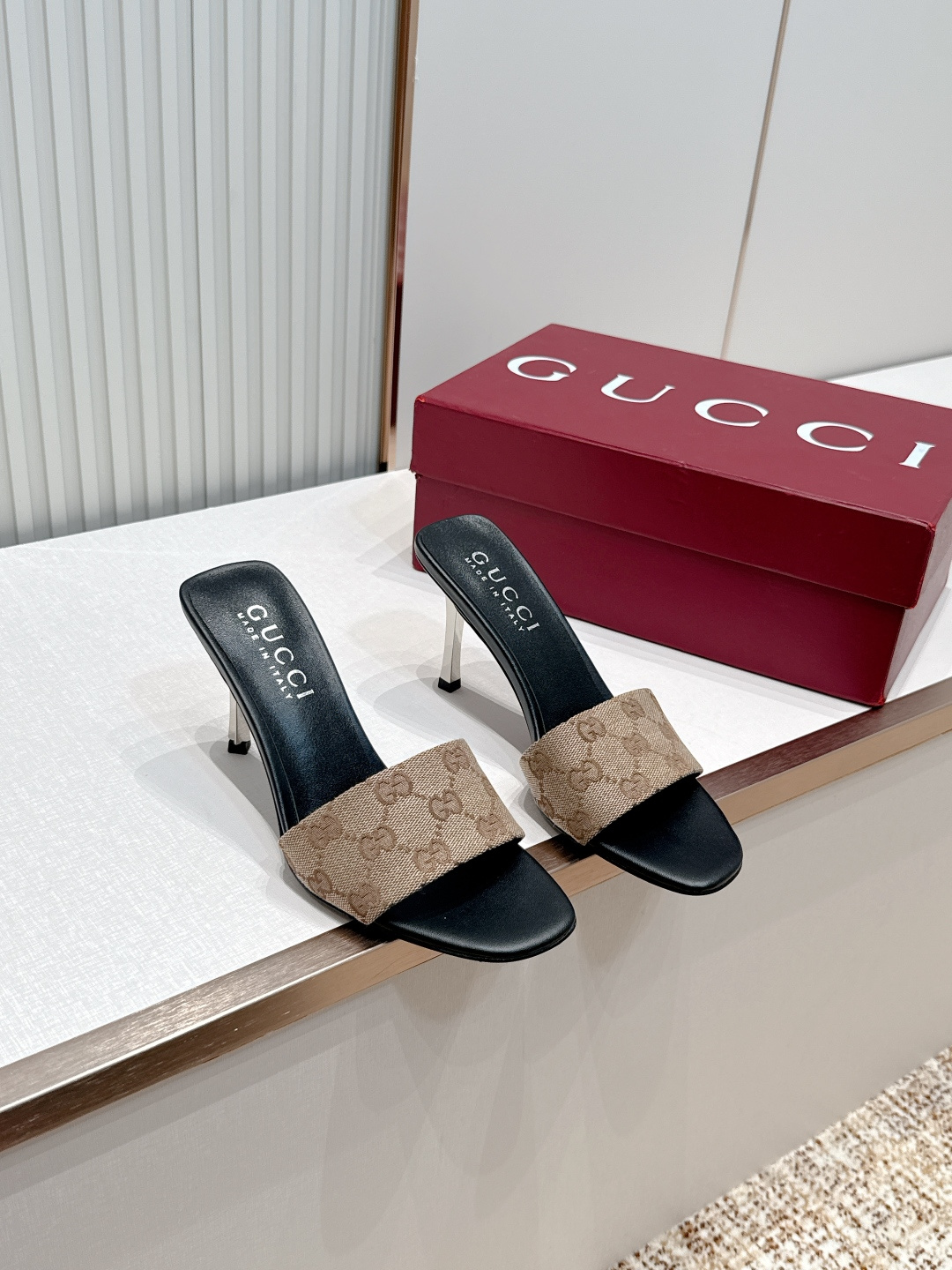 Gucci古驰·26s 春夏新款 老花灯芯绒小猫跟凉拖脚上趿着这双同样材质的凉拖，在文艺复兴时期的大理石