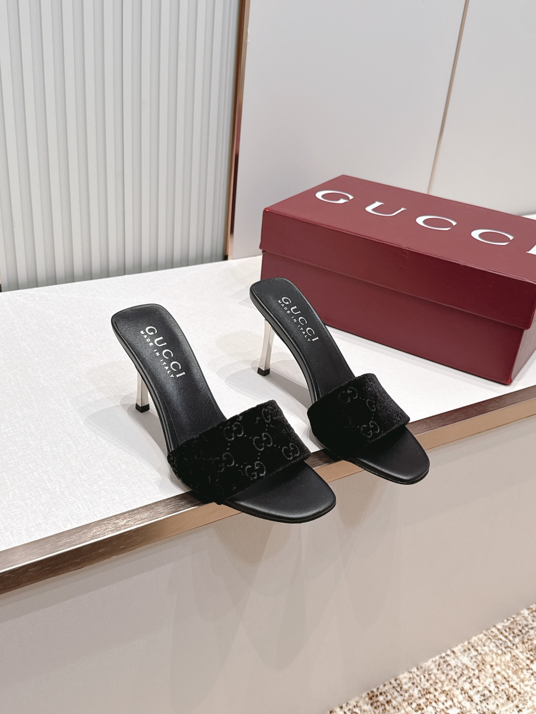 NO:815316,PGucci Gucci·26s Spring and Summer New Presbyopic Corduroy Kitten Heel Sandals. Wearing this pair of sandals of the same material on the feet, a string of fine echoes of the kitten heels are walking out on the marble steps of the Renaissance. Corduroy is the soul of these shoes - not smooth leather, not reflective silk, but the kind of fabric with longitudinal convex texture and warm touch, like an old sofa cover that has been exposed to the autumn sun all afternoon, soft and slightly astringent.  Material corduroy, old floral cloth, lining sheep lining, outsole, genuine leather outsole imported from Italy, shoe size 35-39/40 41 42, customized, non-returnable, high heels and slippers, gucci, gucci, high heels, slippers, Leather soles19860909PGucci古驰·26s 春夏新款 老花灯芯绒小猫跟凉拖 脚上趿着这双同样材质的凉拖,在文艺复兴时期的大理石台阶上走出一串细碎的、被小猫跟轻轻敲响的回声.灯芯绒是这双鞋的灵魂——不是光滑的皮革,不是反光的丝绸,而是那种带着纵向凸条纹理的、触感温热的面料,像被秋天阳光晒了一下午的旧沙发套,柔软而微涩. 材质灯芯绒,老花布 内里羊里 大底意大利进口真皮大底 鞋码35-39/40 41 42定制不退换,高跟鞋拖鞋,gucci,gucci,high heels,slippers,Leather soles,Women's Shoes