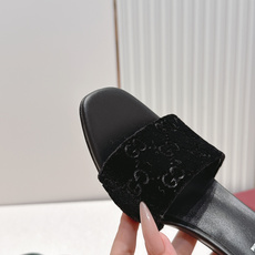 Gucci古驰·26s 春夏新款 老花灯芯绒小猫跟凉拖脚上趿着这双同样材质的凉拖,在文艺复兴时期的大理石 Gucci古驰·26s 春夏新款 老花灯芯绒小猫跟凉拖脚上趿着这双同样材质的凉拖,在文艺复兴时期的大理石