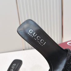 Gucci古驰·26s 春夏新款 老花灯芯绒小猫跟凉拖脚上趿着这双同样材质的凉拖,在文艺复兴时期的大理石 Gucci古驰·26s 春夏新款 老花灯芯绒小猫跟凉拖脚上趿着这双同样材质的凉拖,在文艺复兴时期的大理石