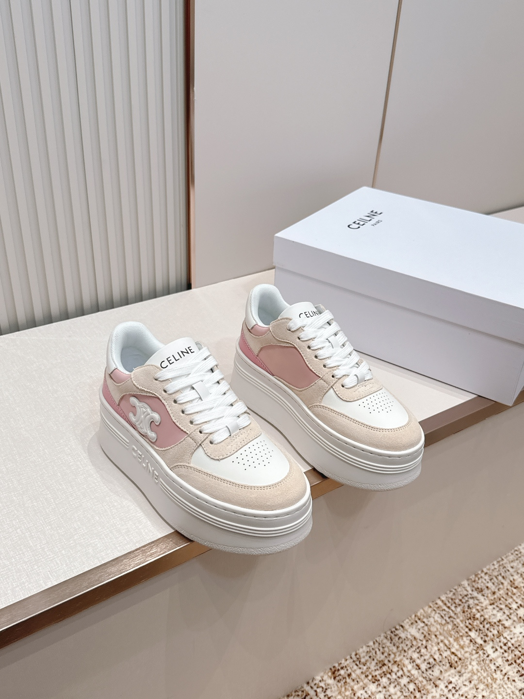 NO:819366,New color series, couple's model, men's size plus 10, Celine's new casual shoes, sneakers, sneakers, white shoes, a pair of shoes full of street style, continuing the classic design is great. This shoe has its own unique design, the leather upper is very easy to take care of, the pine thick sole is taller and slimmer, unique and unique, the LOGO on the side and heel makes it simple and not out of tune, a perfect pair of white shoes~~ Cowhide upper, breathable mesh lining  Original TPU outsole size 35-45, casual shoes/sports shoes, celine, sneakers, cowhide19860909新色系 情侣款 男码加10 Celine思琳新款休闲鞋运动鞋 板鞋,小白鞋,充满街头感的一双鞋子,延续经典设计非常赞 这款鞋有它自己独特的设计,皮革鞋面非常好打理,松榚厚底增高显瘦独出心裁,别具一格,侧面与后跟的LOGO让他简单又不失调性,完美的一双小白鞋~~ 鞋面牛皮 内里透气网纱内里 原版TPU大底 size35-45,休闲鞋/运动鞋,celine,sneakers,cowhide,Women's Shoes