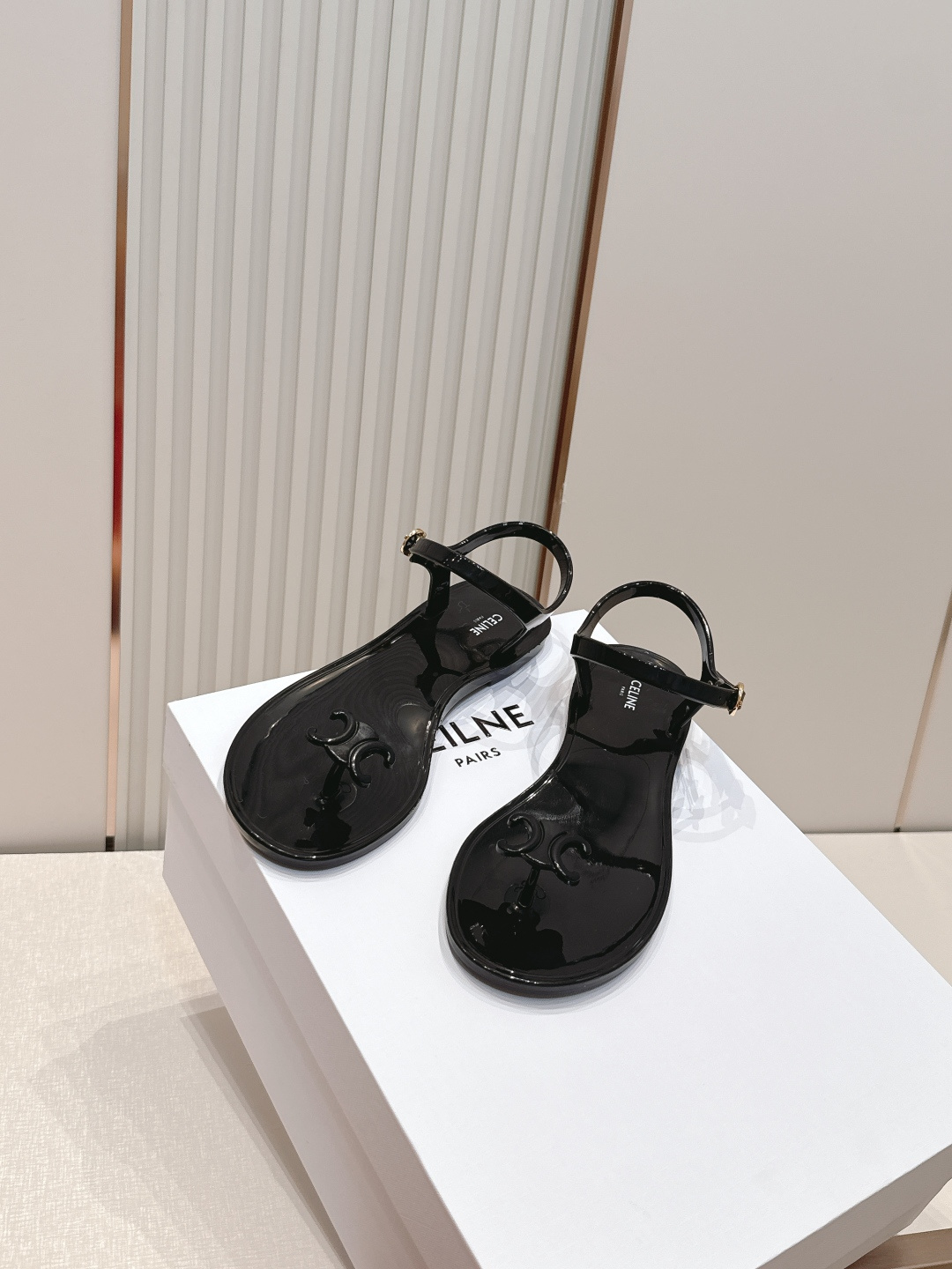 Celine/赛琳26WF新品凯旋门果冻夹脚凉鞋将法式松弛感与复古经典完美融合成为夏日不可或缺的时尚单品