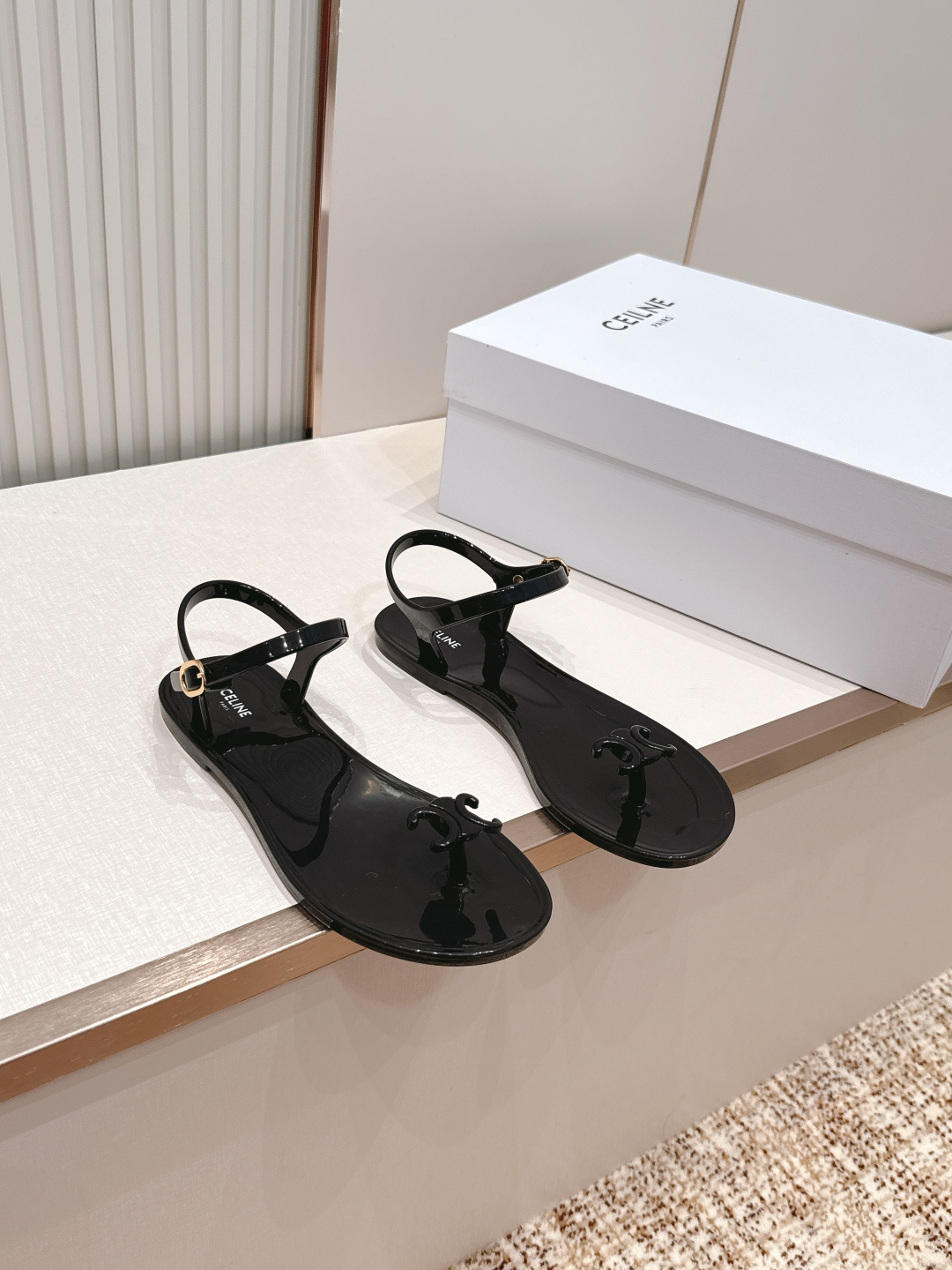 Celine/赛琳26WF新品凯旋门果冻夹脚凉鞋将法式松弛感与复古经典完美融合成为夏日不可或缺的时尚单品
