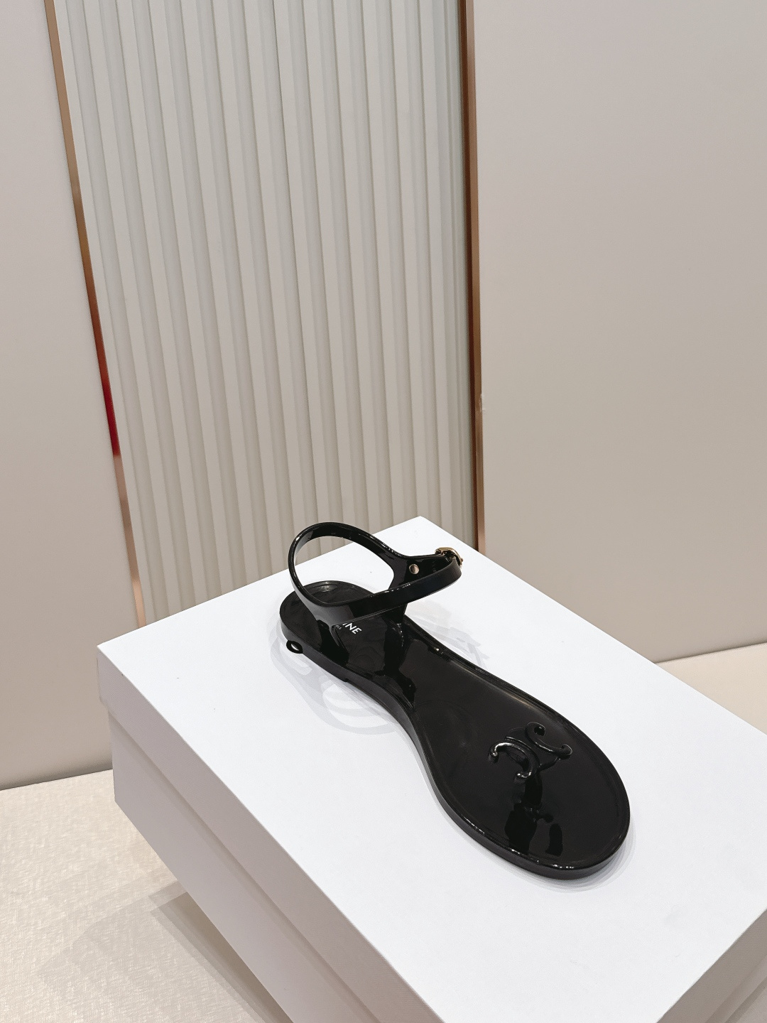 Celine/赛琳26WF新品凯旋门果冻夹脚凉鞋将法式松弛感与复古经典完美融合成为夏日不可或缺的时尚单品