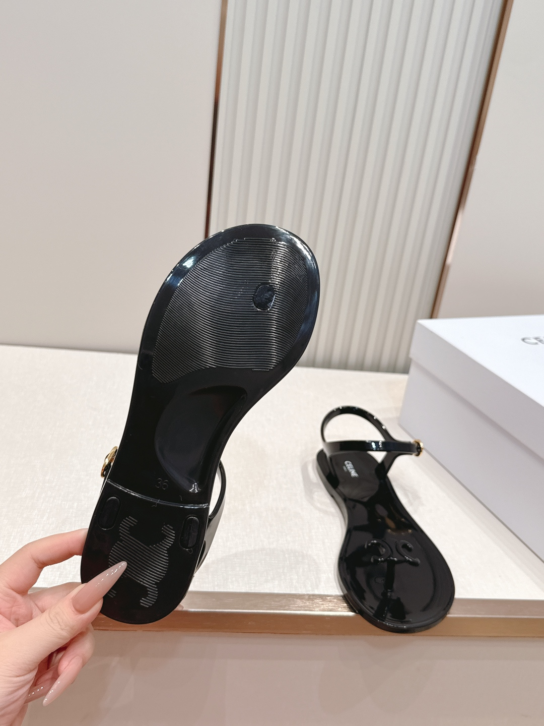 Celine/赛琳26WF新品凯旋门果冻夹脚凉鞋将法式松弛感与复古经典完美融合成为夏日不可或缺的时尚单品