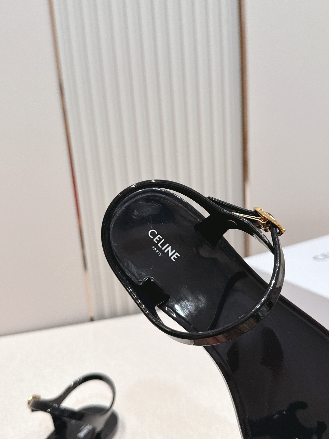 Celine/赛琳26WF新品凯旋门果冻夹脚凉鞋将法式松弛感与复古经典完美融合成为夏日不可或缺的时尚单品