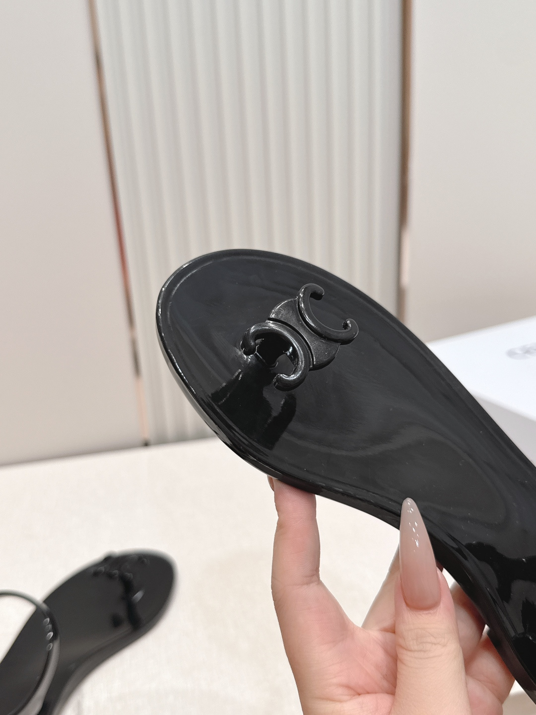 Celine/赛琳26WF新品凯旋门果冻夹脚凉鞋将法式松弛感与复古经典完美融合成为夏日不可或缺的时尚单品