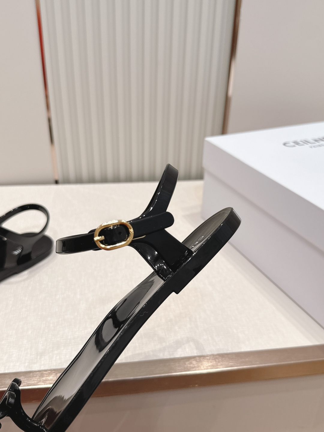 Celine/赛琳26WF新品凯旋门果冻夹脚凉鞋将法式松弛感与复古经典完美融合成为夏日不可或缺的时尚单品