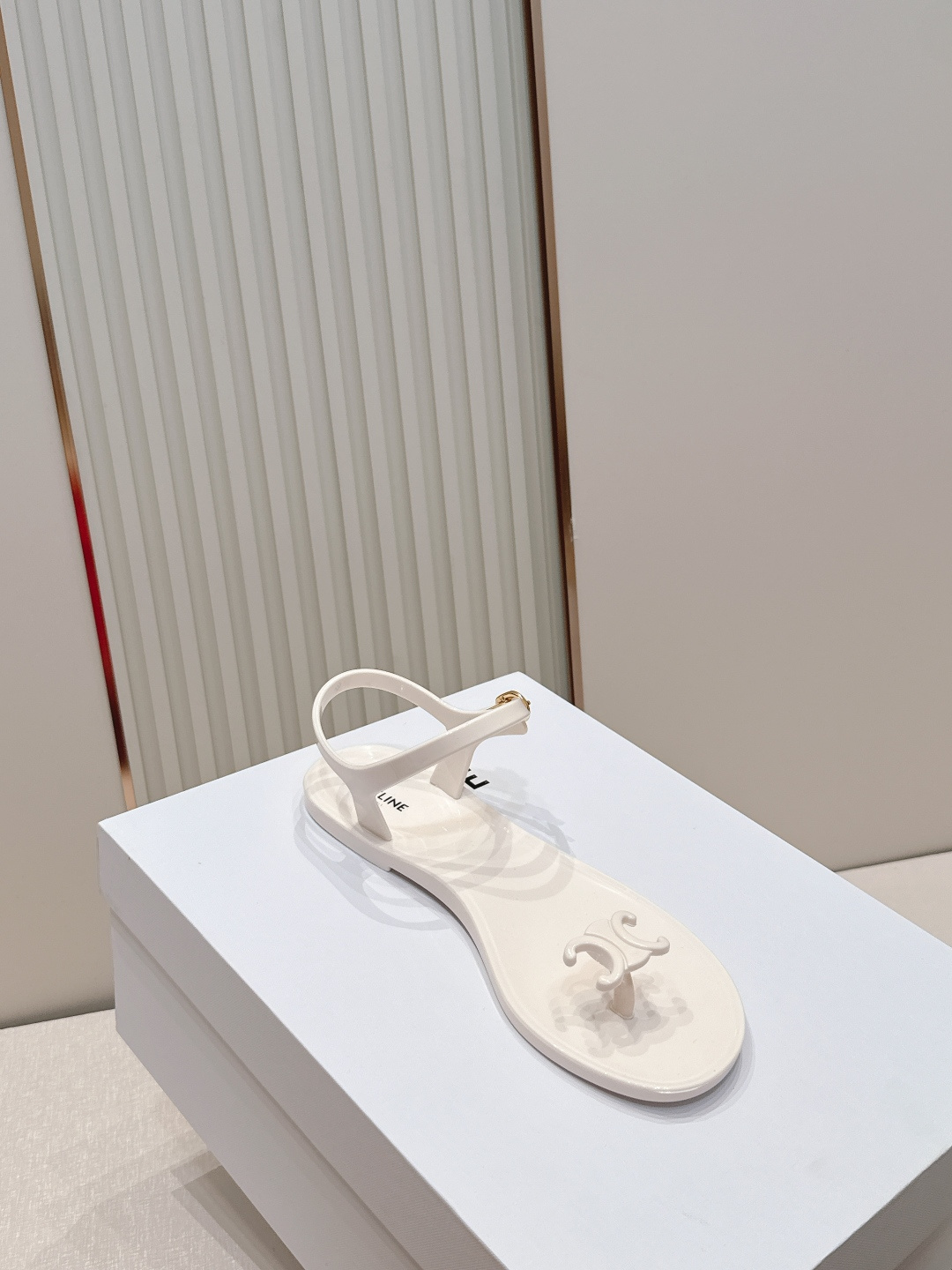 Celine/赛琳26WF新品凯旋门果冻夹脚凉鞋将法式松弛感与复古经典完美融合成为夏日不可或缺的时尚单品