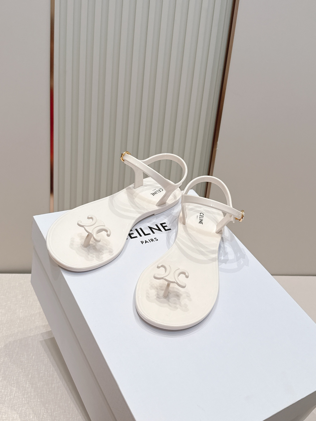Celine/赛琳26WF新品凯旋门果冻夹脚凉鞋将法式松弛感与复古经典完美融合成为夏日不可或缺的时尚单品