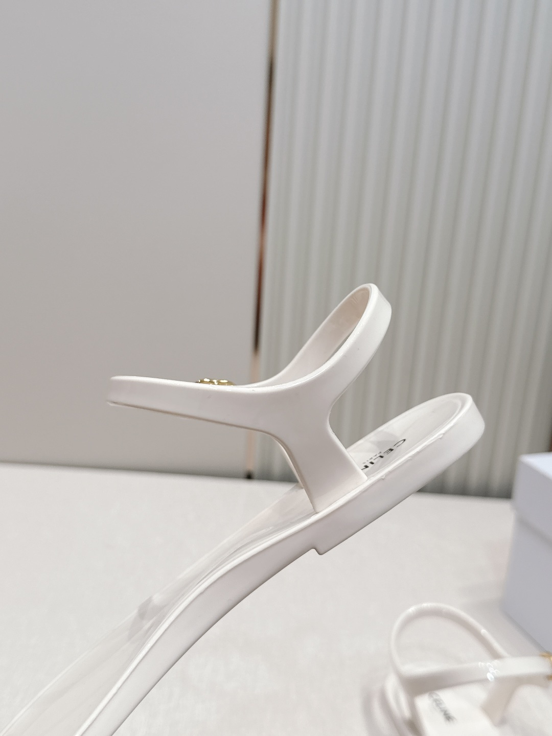 Celine/赛琳26WF新品凯旋门果冻夹脚凉鞋将法式松弛感与复古经典完美融合成为夏日不可或缺的时尚单品