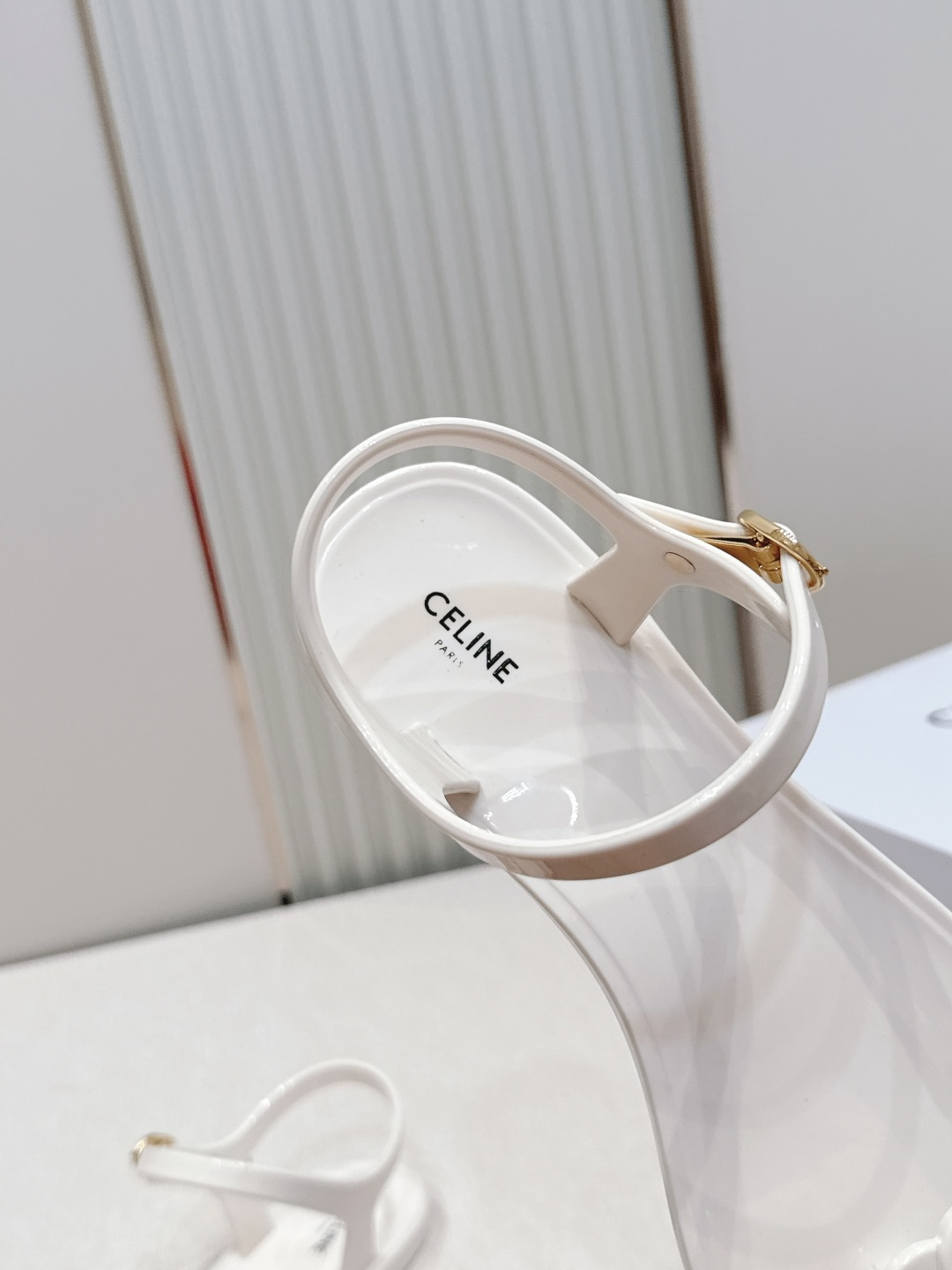 Celine/赛琳26WF新品凯旋门果冻夹脚凉鞋将法式松弛感与复古经典完美融合成为夏日不可或缺的时尚单品