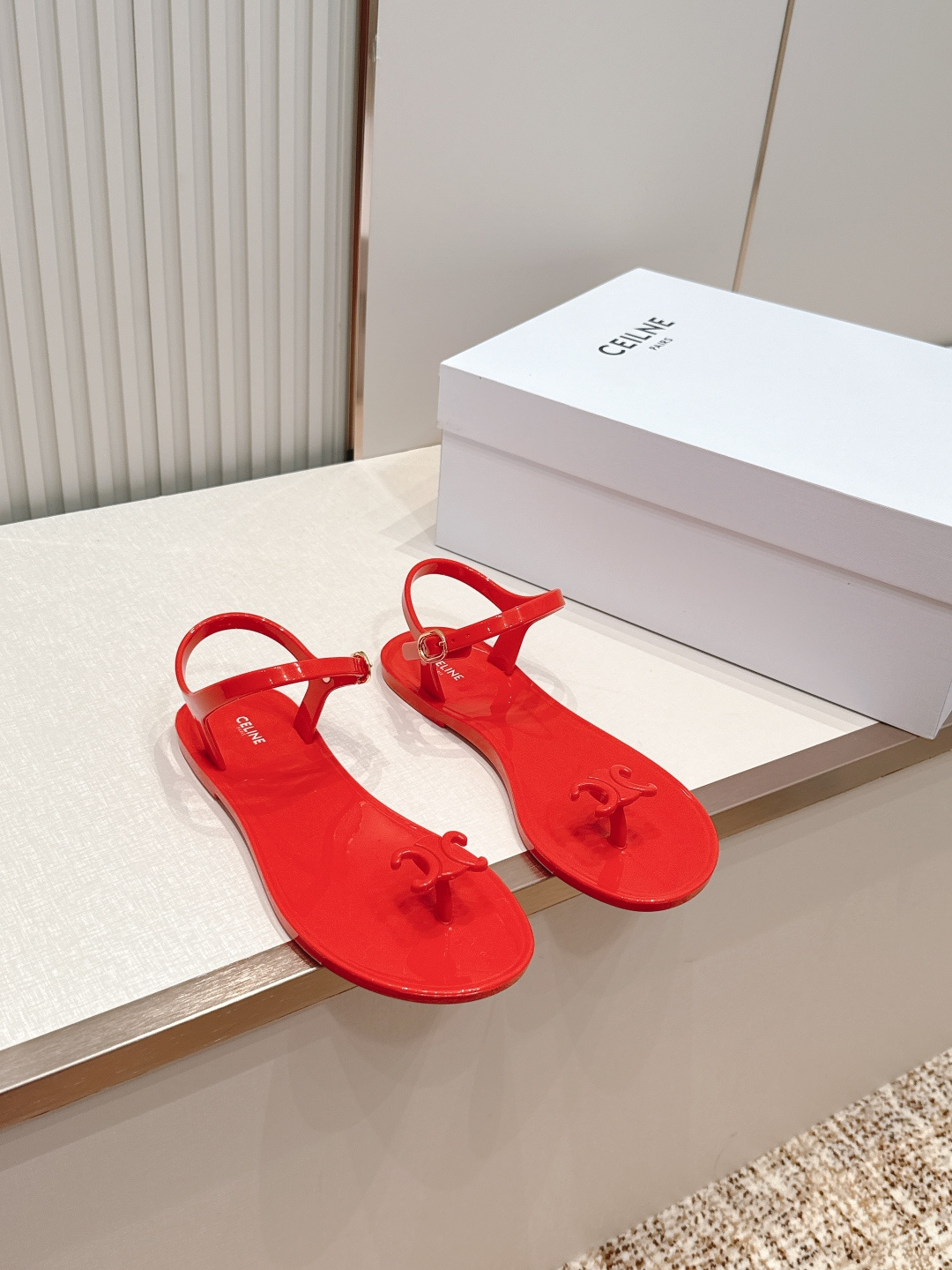 NO:816374,Celine/Celine 26WF new Arc de Triomphe jelly flip-flop sandals perfectly combine French relaxation with retro classics and become an indispensable fashion item in summer. Flexible PVC jelly material, soft and elastic, waterproof and easy to care for, taking into account both appearance and practicality. The iconic Arc de Triomphe ornaments embellish the flip-flops, low-key luxury and full brand recognition. The simple flip-flop + rear strap design is neat and elegant, fits the foot shape, and is comfortable to walk without burden.  . Versatile and easy to match, easy to use in various scenes such as vacation, daily life or street. Step into French elegance. size35-39 (customized in 40), split-toe shoes, celine, celine, sandals19860909Celine/赛琳26WF新品凯旋门果冻 夹脚凉鞋 将法式松弛感与复古经典完美融合 成为夏日不可或缺的时尚单品. 柔韧PVC果冻材质 软弹贴脚 防水易打理 兼顾颜值与实穿性. 标志性凯旋门饰件点缀夹脚处 低调奢华 品牌辨识度拉满 . 简约夹脚+后绊带设计 利落大方 贴合脚型 行走舒适无负担 . 百搭易配 轻松驾驭度假 日常或街头等多种场景 一步踏入法式优雅. size35-39（40定制）,分趾鞋,celine,celine,sandals,Women's Shoes