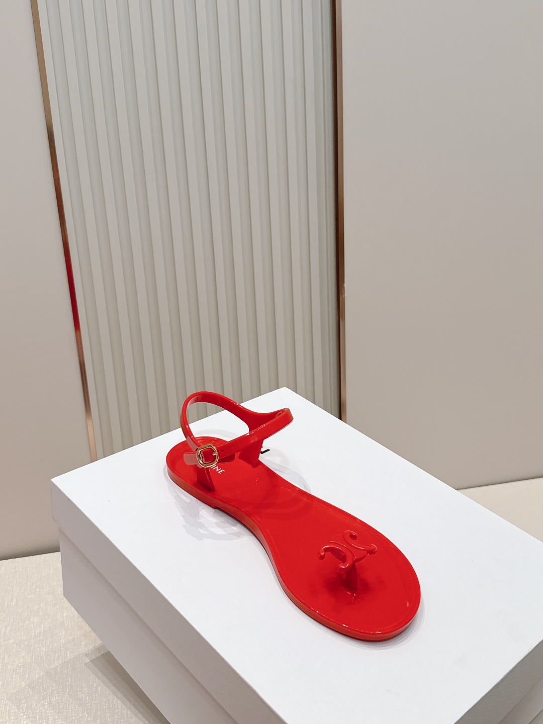 Celine/赛琳26WF新品凯旋门果冻夹脚凉鞋将法式松弛感与复古经典完美融合成为夏日不可或缺的时尚单品