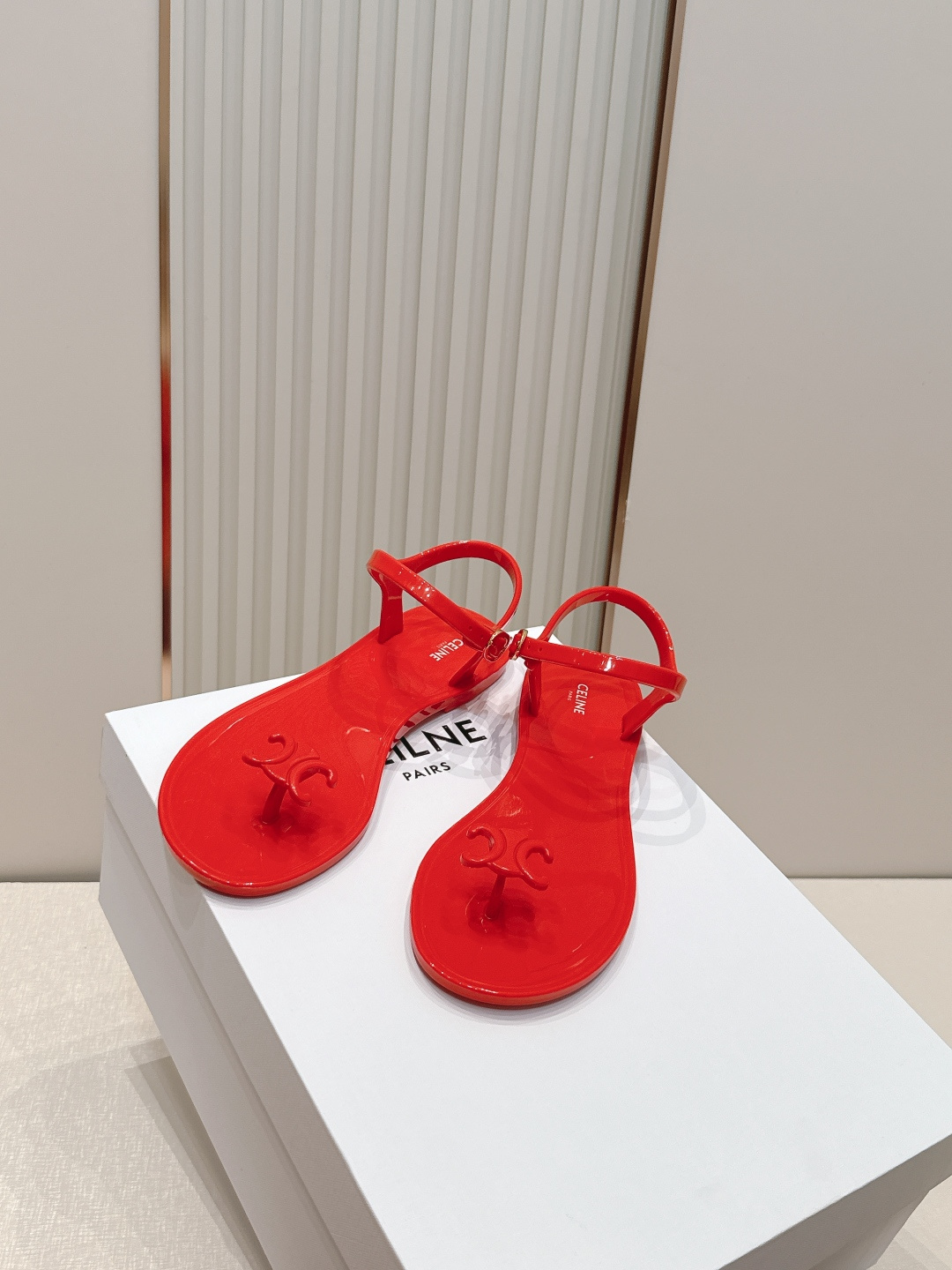 Celine/赛琳26WF新品凯旋门果冻夹脚凉鞋将法式松弛感与复古经典完美融合成为夏日不可或缺的时尚单品