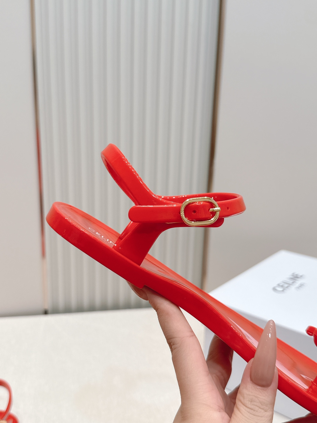 Celine/赛琳26WF新品凯旋门果冻夹脚凉鞋将法式松弛感与复古经典完美融合成为夏日不可或缺的时尚单品