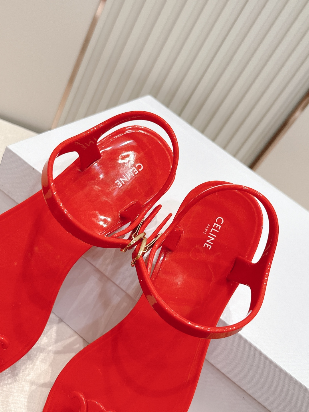 Celine/赛琳26WF新品凯旋门果冻夹脚凉鞋将法式松弛感与复古经典完美融合成为夏日不可或缺的时尚单品