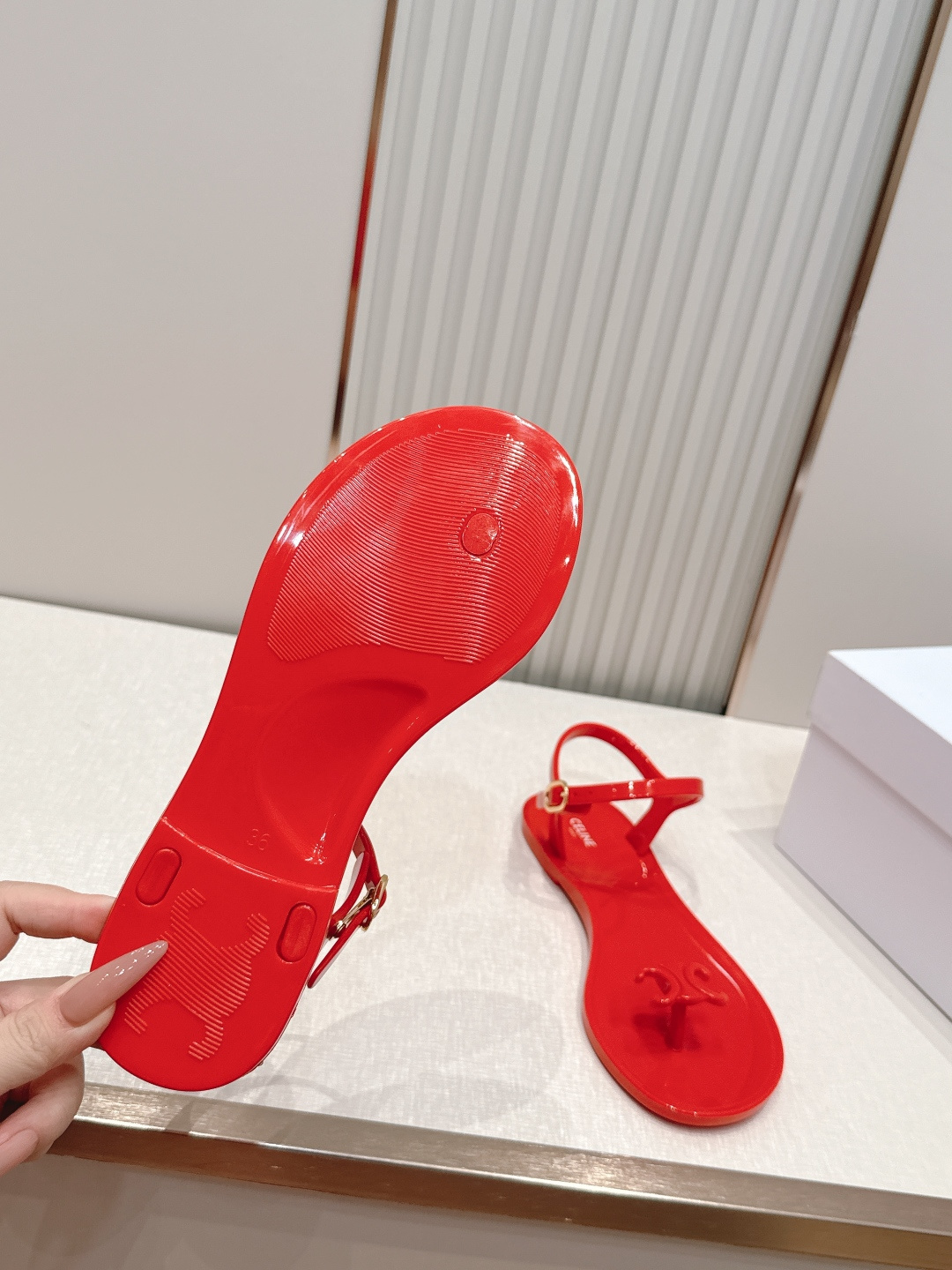 Celine/赛琳26WF新品凯旋门果冻夹脚凉鞋将法式松弛感与复古经典完美融合成为夏日不可或缺的时尚单品